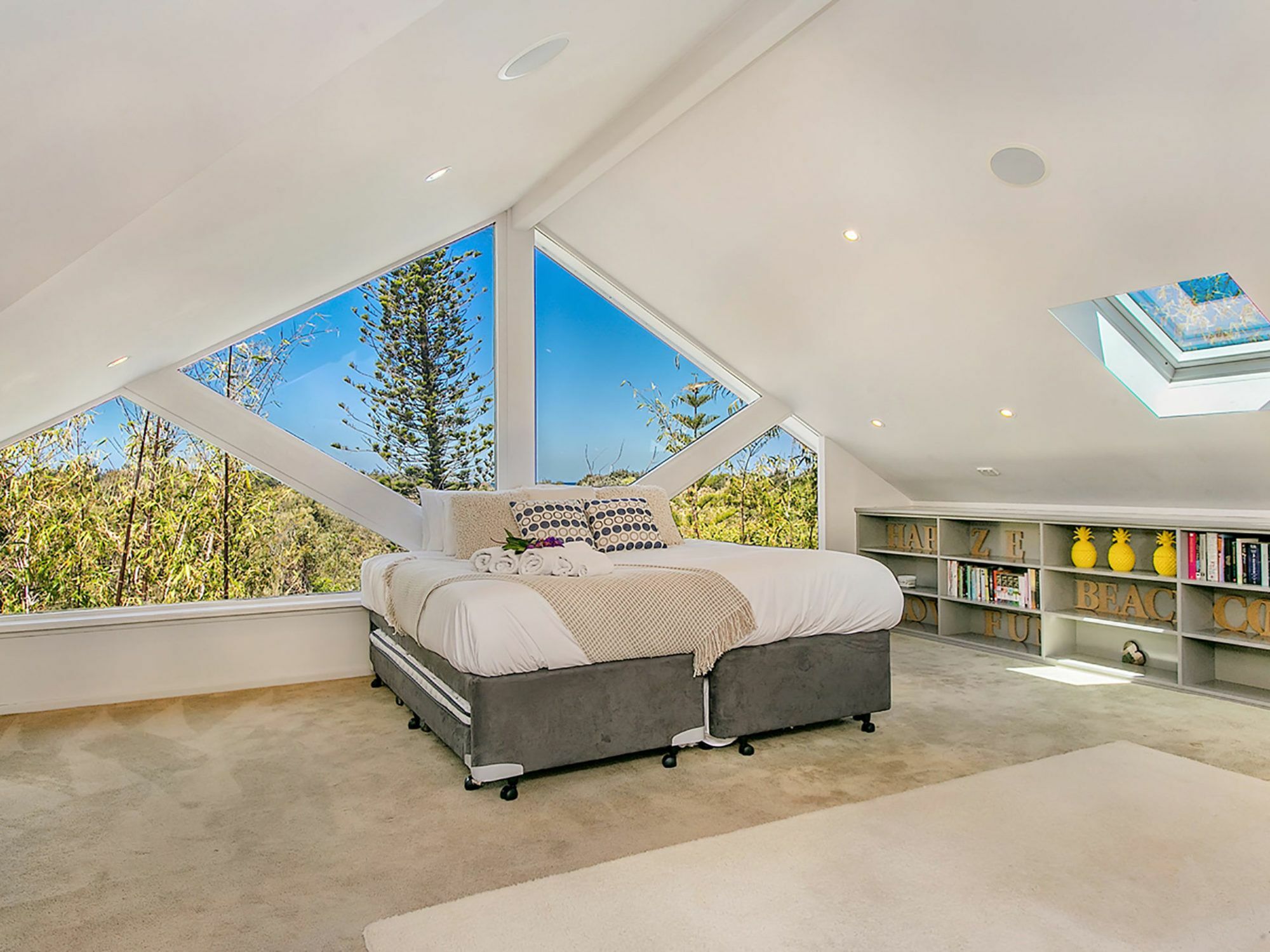 Beachcomber Blue - Expansive Beachfront Apartment *