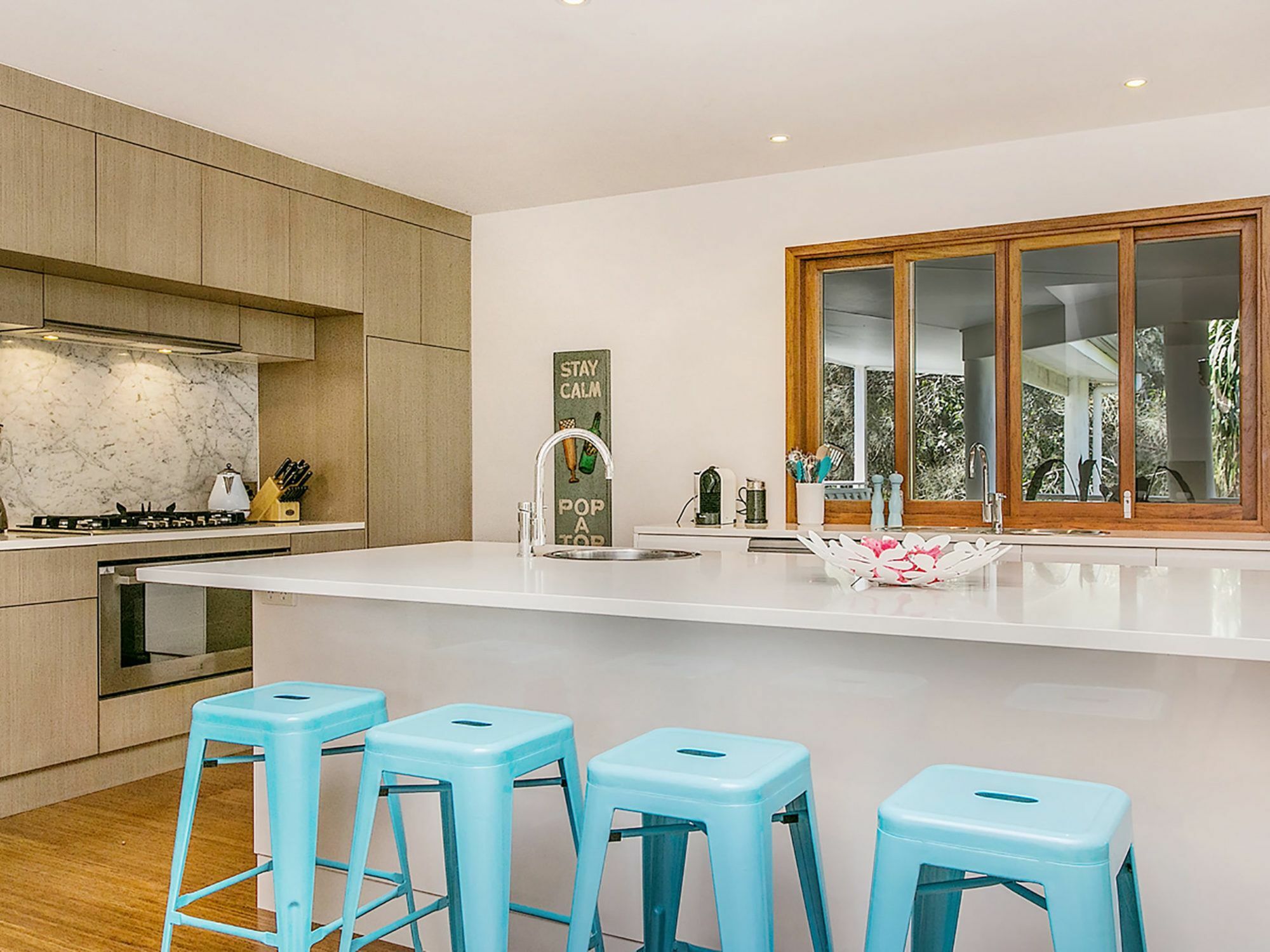 Beachcomber Blue - Expansive Beachfront Apartment *