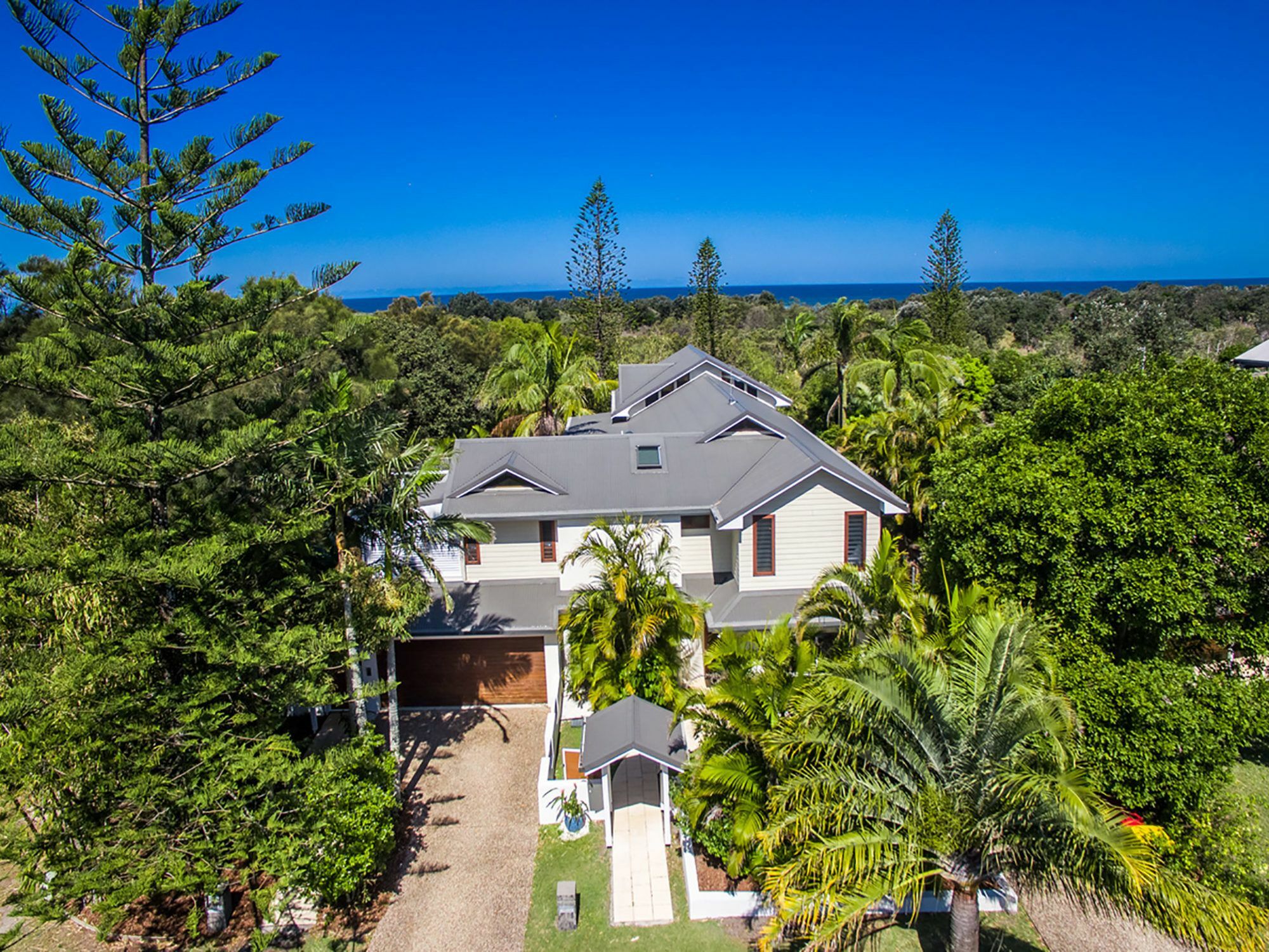 Beachcomber Blue - Expansive Beachfront Apartment *
