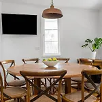 Gidgets House - Renovated Beach House With Hot Tub
