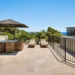 Moonrise - 4 Bedroom Designer Home Above Wategos Beach