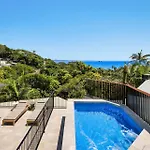 Moonrise - 4 Bedroom Designer Home Above Wategos Beach