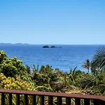 Moonrise - 4 Bedroom Designer Home Above Wategos Beach