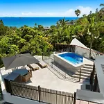 Moonrise - 4 Bedroom Designer Home Above Wategos Beach