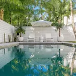 The Chalet - Designer 3 Bedroom Retreat With Pool