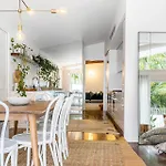 The Chalet - Designer 3 Bedroom Retreat With Pool