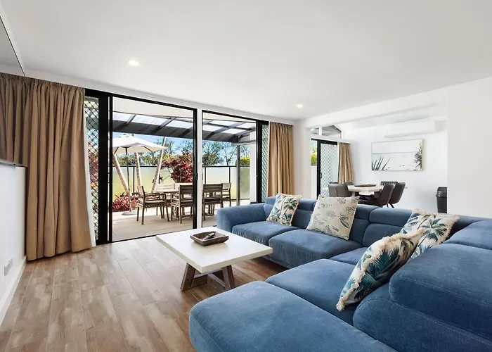 Byron Bay Beachfront Holiday Apartments Courtyard 6