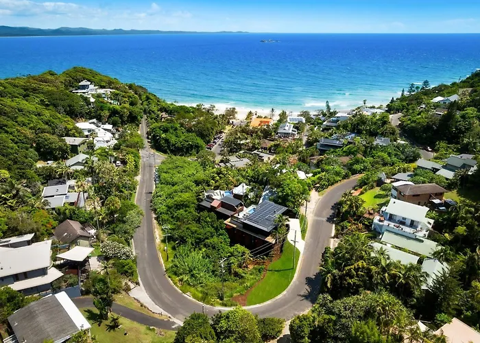 Moonrise - 4 Bedroom Designer Home Above Wategos Beach