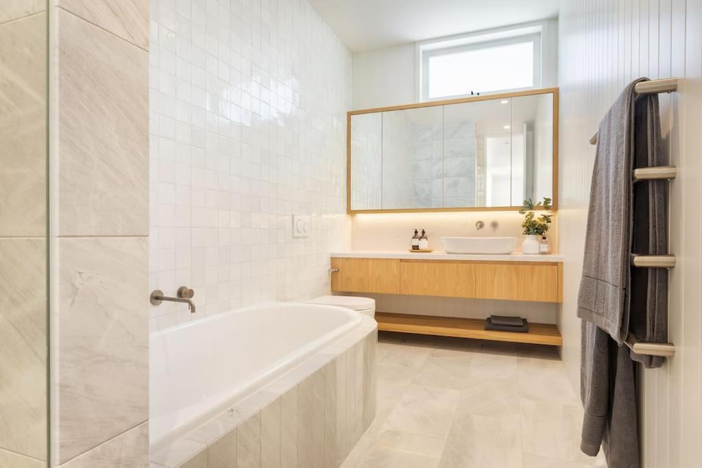 Holiday home Aroha New Luxury Walk To Town And