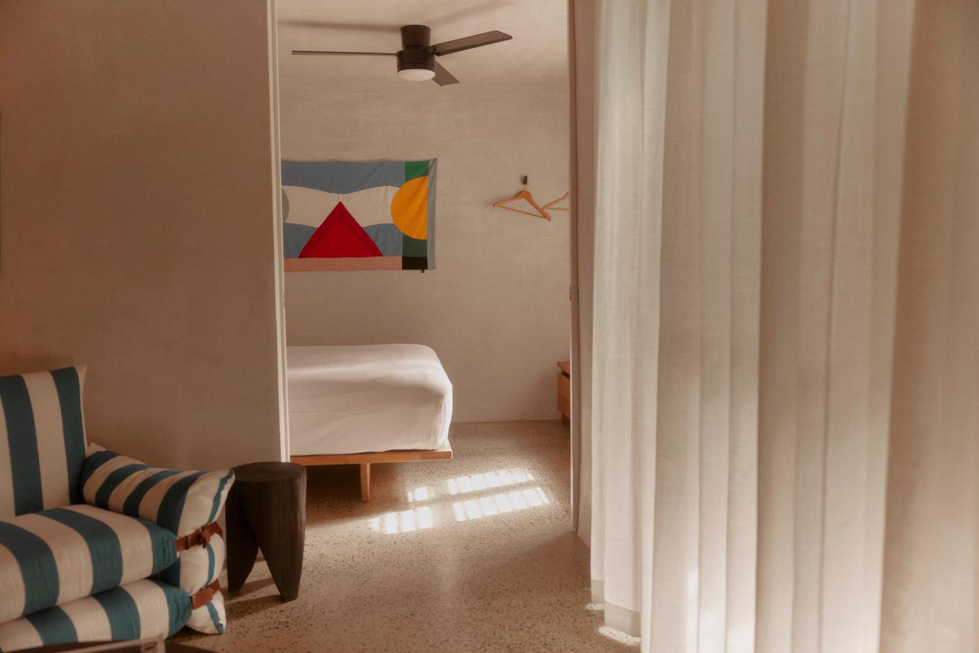 The Sunseeker, Motel