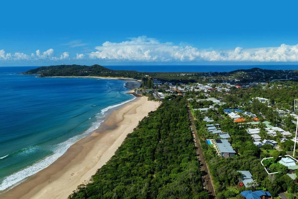 Fuller Holidays - Maluco - House Belongil Holiday home Byron Bay