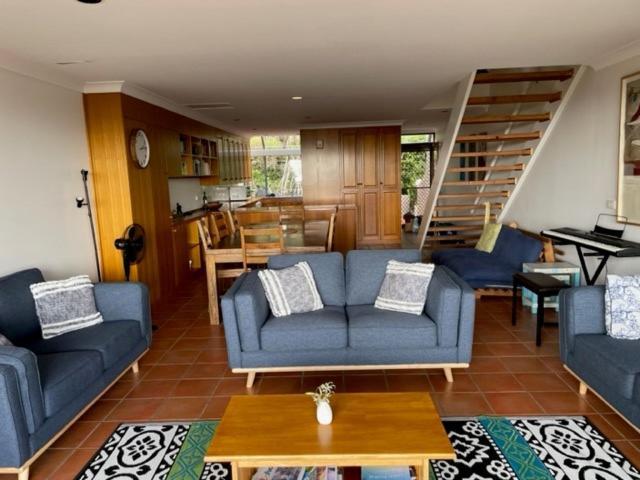 - Cook 10 * Byron Bay