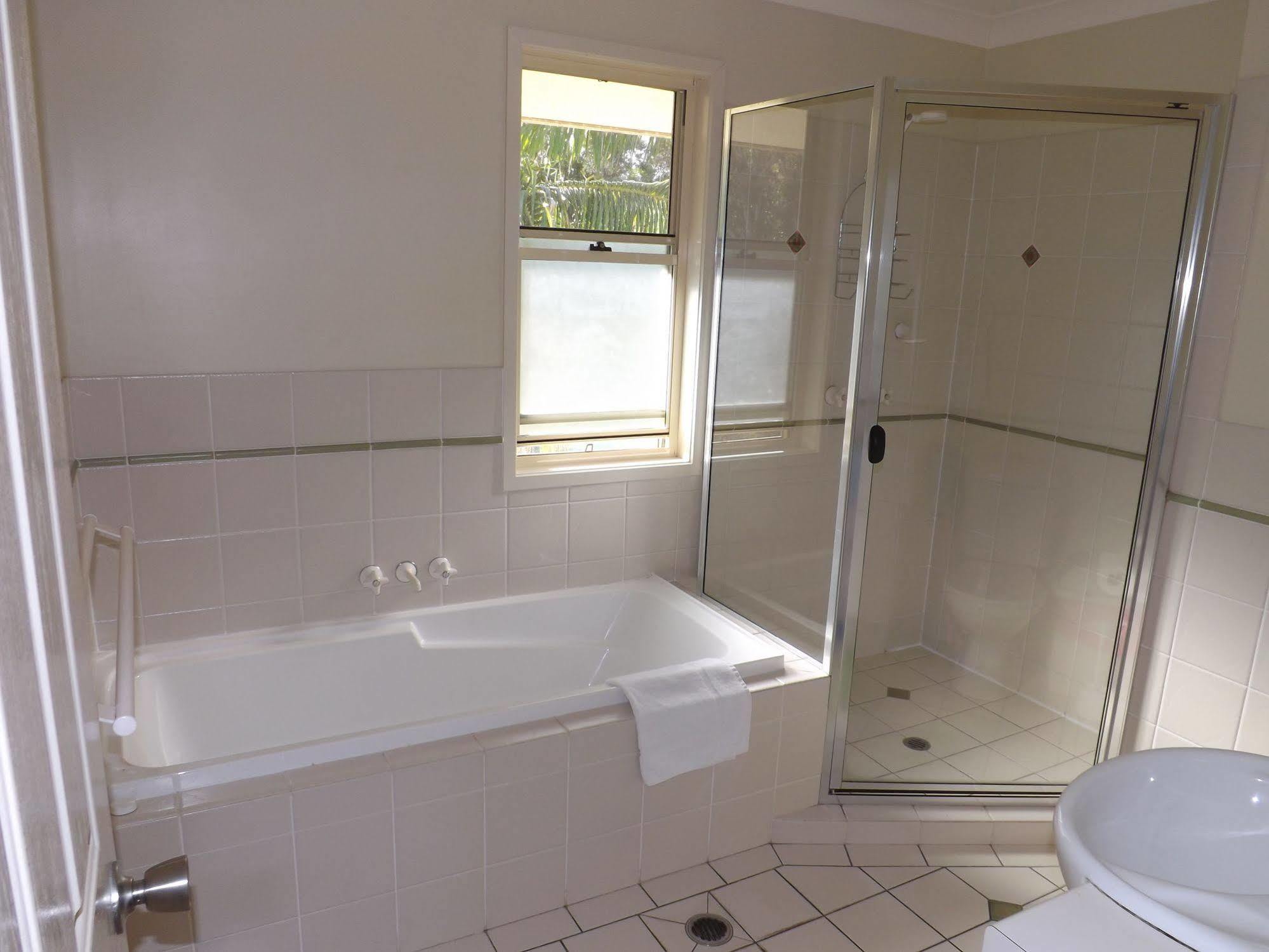 Treetops Lakeside Apartments * Byron Bay