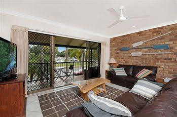 Unit 6 70 Lawson Street - Atlantis Apartment